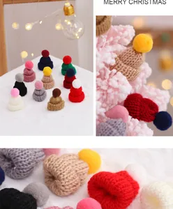 Set di mini cappelli di Natale in maglia, piccoli berretti colorati per alberello.