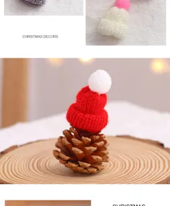 Dettaglio mini cappello lavorato a maglia di Natale, decorazione festiva per albero e supporto.