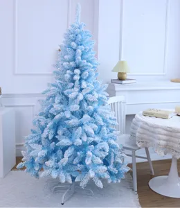 Gedetailleerd overzicht van grote blauwe gevlokte kerstboom met sneeuw voor woningdecoratie.