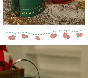Weihnachtliche runde Geschenkbox mit Ledergriff und goldenem Rentier-Muster für Feiertage.