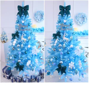 Gedetailleerd uitzicht op blauwe kerstboom met strikken, ballen, lampjes en feestelijke decoratie.