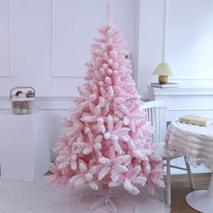 Roze kerstboom grote kunstmatige geflokte boom voor vakantie huisdecoratie en feestopstelling.