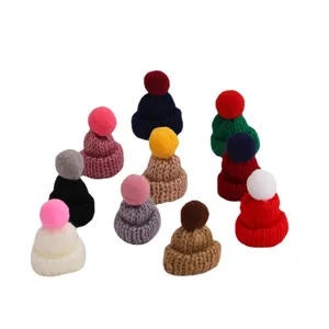 Mini berretti in maglia colorata con ponpon per decorazione albero di Natale accessori fai da te