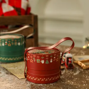 Weihnachtliche runde Geschenkschachtel für Süßigkeiten und Äpfel, festliche Dekorationsverpackung.