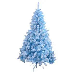 Blauwe beflockte kerstboom voor feestelijke woninginrichting, grote kunstsneeuwboom.