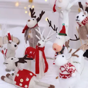 Set di figurine di renna in feltro natalizio, simpatici oggetti di peluche decorativi.