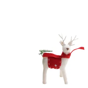Ornamento di renna in feltro di Natale con sciarpa rossa e albero verde, ideale per feste.