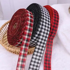 Set di nastri a quadri di Natale per il confezionamento di regali e decorazioni festive.