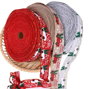 Rotoli di nastro decorativo natalizio con motivo di camion e albero per confezioni regalo e feste.