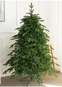 Grande albero di Natale artificiale con rami in PE realistici e supporto in metallo solido.