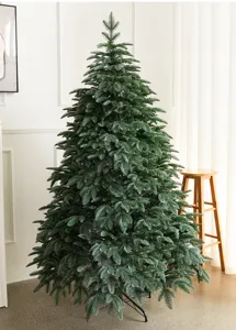 Dettaglio grande albero di Natale artificiale in PE, rami realistici lussureggianti festa.