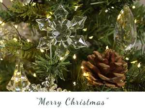 Kleine Weihnachtsbaum Kristall hängende Ornamente Set mit warmen Lichtern und Zapfen.