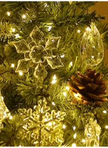 Weihnachtsbaum Kristall Schneeflocke Tropfen Ornament Detailansicht mit warmen Lichterketten