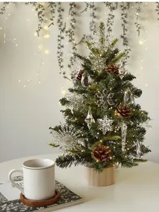 Künstlicher Mini-Weihnachtsbaum mit LED-Lichern und Kristall-Schneeflocken für die Tischdeko.