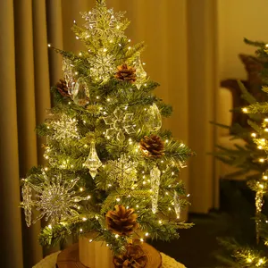 Kleine künstliche Weihnachtsbaum mit warmen LED-Lichtern und Kristallanhängern für Deko.