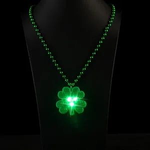 Detailweergave van de oplichtende klaverbladhanger voor St. Patrick's Day, groene LED-kraal ketting.