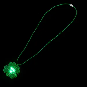 Detailansicht der St. Patricks Day leuchtenden vierblättrigen Kleeblatt LED Halskette grün.