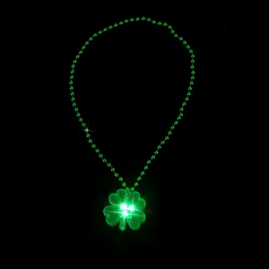 Close-up detail van de oplichtende groene klaverblad hanger ketting voor St. Patrick's Day.