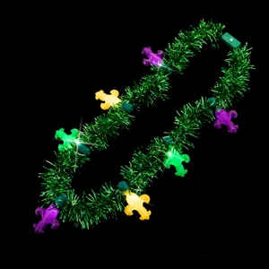 Nahaufnahme der blinkenden Karneval Lametta Halskette leuchtende Lichter und feierliche Details.