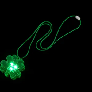 Grüne LED leuchtende vierblättrige Kleeblatt Anhänger Halskette mit grünem Band und Licht.