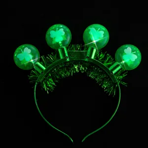 Serre-tête lumineux vert trèfle Saint-Patrick vue détaillée avec ampoules LED.