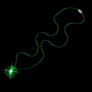 Grüne LED leuchtende Klee Anhänger Halskette Detailansicht, blinkender St. Patricks Day Schmuck.