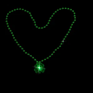 St. Patricks Tag LED leuchtende Klee Kette gruene Perlen Herz Form Party Schmuck Accessoire