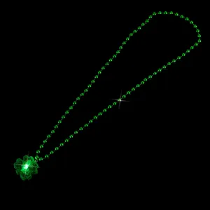 St. Patrick's Day leuchtende grüne Klee Anhänger LED Perlen Halskette Detailansicht, Party.