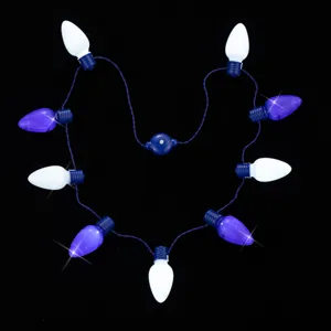 Dettaglio di collana luminosa LED con lampadine retrò blu e bianche disposte a forma di cuore.