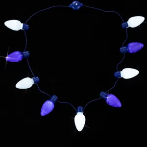 Vista dettagliata della collana luminosa a LED con pendenti a lampadina blu e bianchi luminosi.
