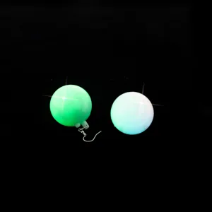 Detailansicht leuchtender Discokugel Ohrringe mit LED Effekt und praktischem Metallhaken.
