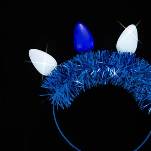 Nahaufnahme des blauen Lametta-Haarreifs mit leuchtenden Glühbirnen für festliche Party-Requisiten.