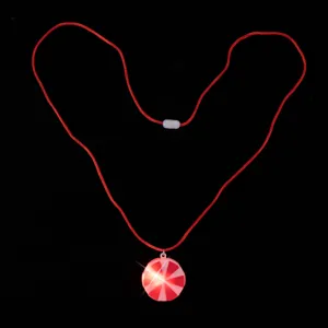 Gedetailleerd overzicht van de knipperende rode LED hanger ketting met verstelbaar koord.