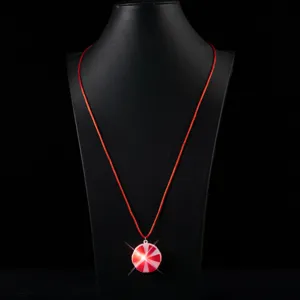 Lichtgevende kerstketting met rode knipperende hanger en rood koord voor feestdagen.