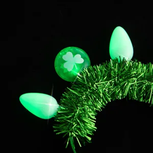 Serre-tête lumineux trèfle de Saint-Patrick, vue rapprochée avec guirlande verte.