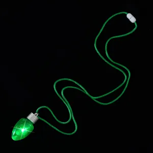 Close-up van de gloeiende groene lamp hanger ketting met heldere led voor feestdagen.