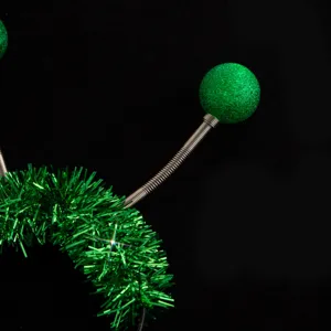Détail du serre-tête en turquoise guirlande brillante avec antenne à ressort pour fête.
