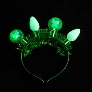 Serre-tete lumineux de la Saint-Patrice avec guirlande verte et quatre LED trefle.