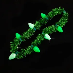 Collier lumineux en guirlande verte avec sept ampoules brillantes pour la fête de la Saint-Patrick.