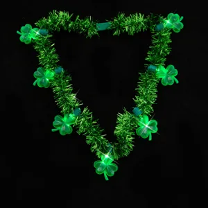 Detailansicht der leuchtenden St. Patricks Day Klee-Lametta-Halskette mit grünen Lichtern.