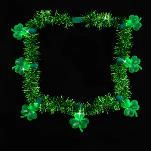 St. Patrick's Tag LED leuchtende Kleeblatt grüne Lametta Kette Party Deko Detailansicht.