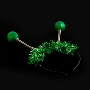Détail de serre-tête lumineux vert, accessoire de fête festif avec antennes à ressort.