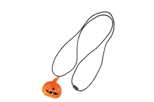 Dettaglio collana con ciondolo zucca di Halloween, accessorio luminoso festa cordino.