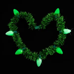 Détail guirlande lumineuse guipure verte de la Saint-Patrick, 7 ampoules brillantes en cœur.