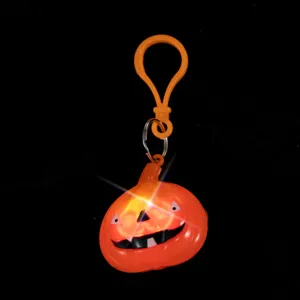 Dettaglio portachiavi zucca luminosa di Halloween, simpatico ciondolo lampeggiante.