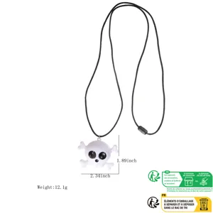 Dettaglio collana con ciondolo teschio di Halloween con cordino nero e funzione luminosa.