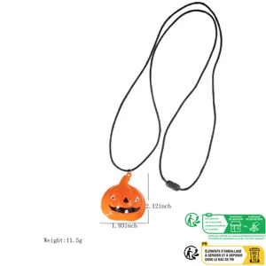 Dettaglio pendente collana luminosa zucca di Halloween, ciondolo zucca in plastica arancione