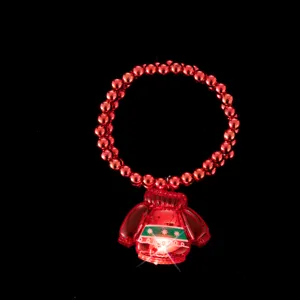 Dettaglio del braccialetto di perle con ciondolo maglione natalizio rosso luminoso.
