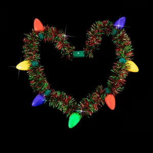 Detailaufnahme einer festlichen Weihnachtsgirlanden-Halskette mit bunten leuchtenden Lampen.