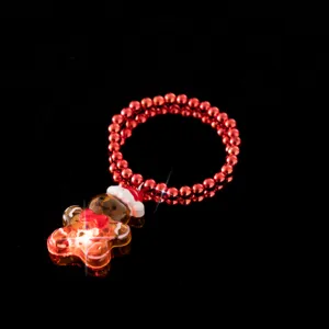 Bracciale luminoso omino di pan di zenzero natalizio con perle rosse gioiello dettaglio.
